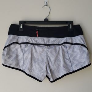 EUC Lululemon Shorts 2.5"